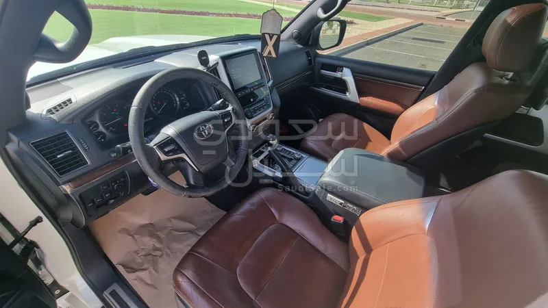 2017 تويوتا لاند كروزر في اكس  اس