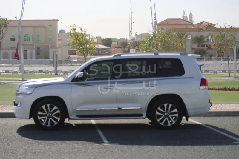 2017 تويوتا لاند كروزر في اكس  اس