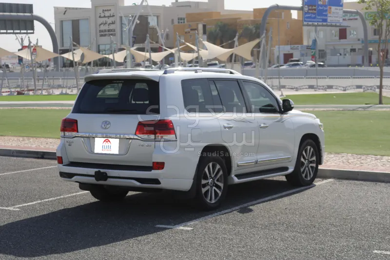 2017 تويوتا لاند كروزر في اكس  اس