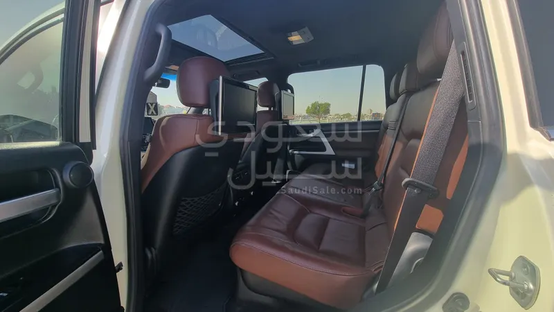 2017 تويوتا لاند كروزر في اكس  اس