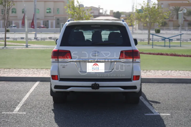 2017 تويوتا لاند كروزر في اكس  اس