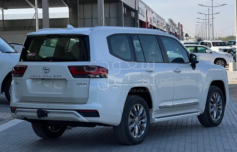 2025 تويوتا لاند كروزر جي اكس ار4
