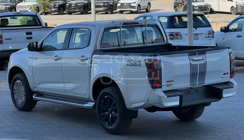 2025 ايسوزو بيكب غمارتين