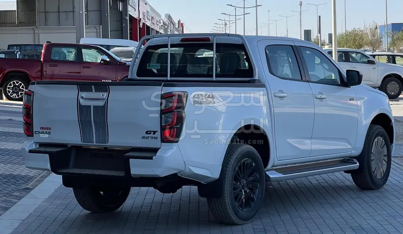 2025 ايسوزو بيكب غمارتين