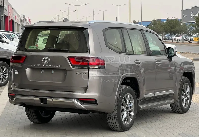 2025 تويوتا لاند كروزر جي اكس ار4