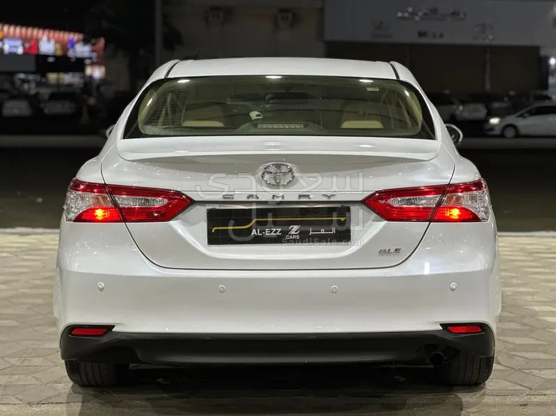 2018 تويوتا كامري جي ال اي