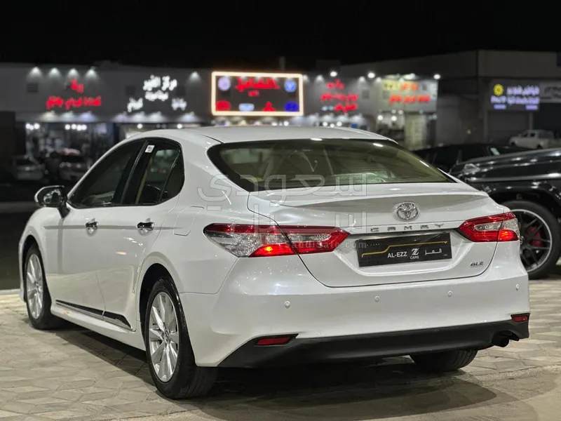 2018 تويوتا كامري جي ال اي