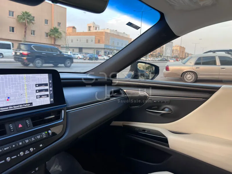 2022 لكزس إي إس 300 هايبرد