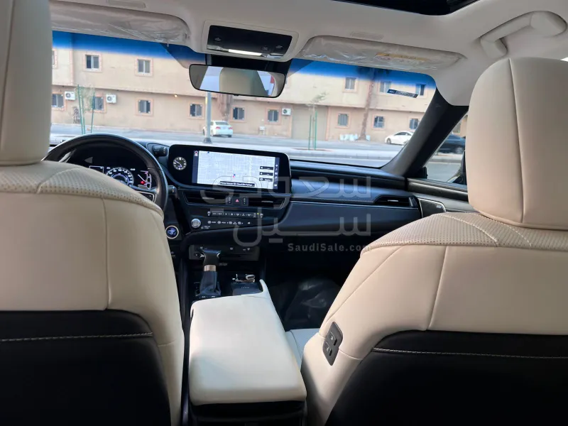 2022 لكزس إي إس 300 هايبرد