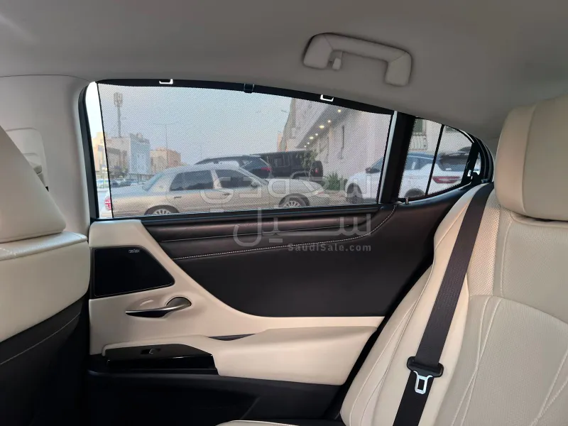 2022 لكزس إي إس 300 هايبرد