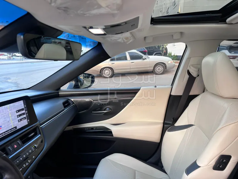 2022 لكزس إي إس 300 هايبرد