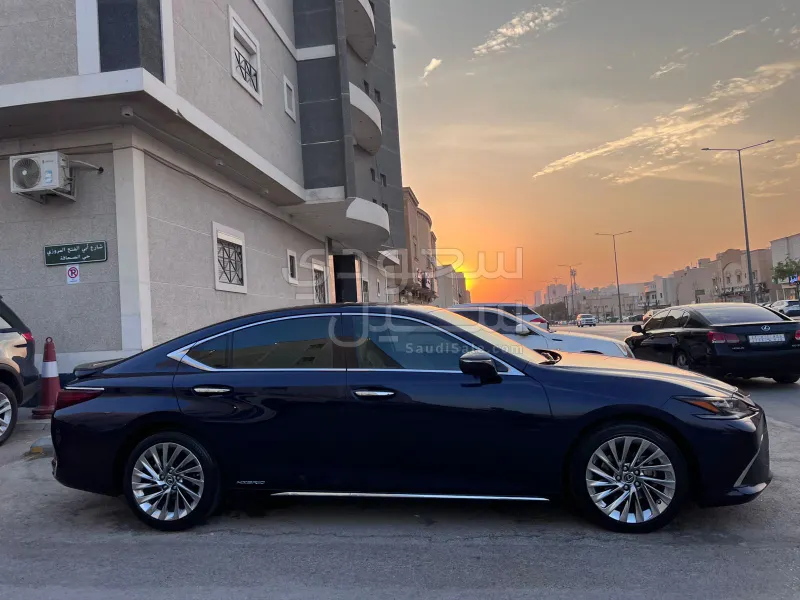 2022 لكزس إي إس 300 هايبرد