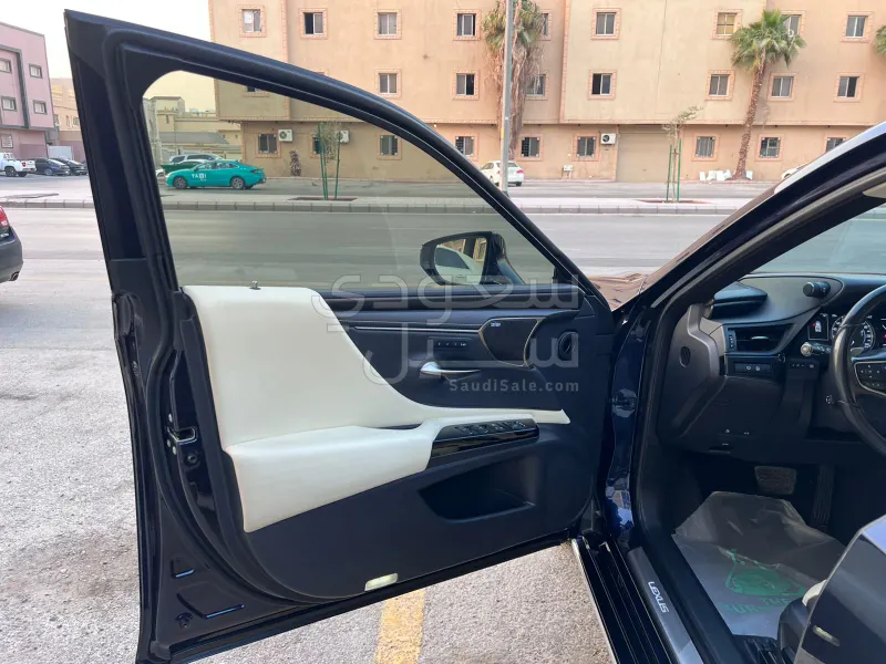 2022 لكزس إي إس 300 هايبرد