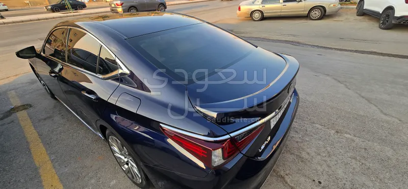 2022 لكزس إي إس 300 هايبرد