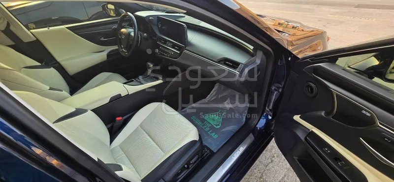 2022 لكزس إي إس 300 هايبرد