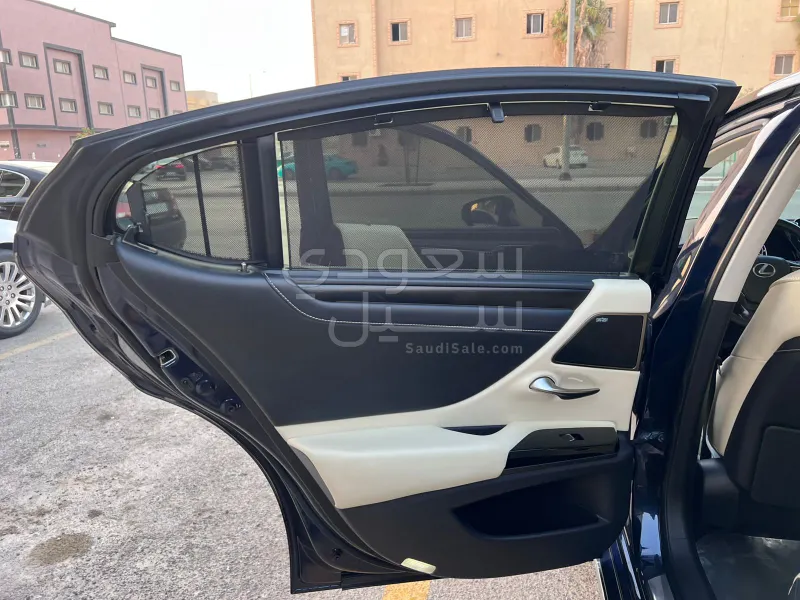 2022 لكزس إي إس 300 هايبرد