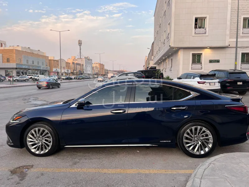 2022 لكزس إي إس 300 هايبرد