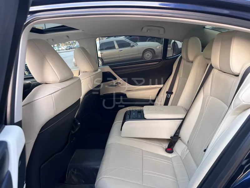 2022 لكزس إي إس 300 هايبرد