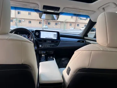 2022 لكزس إي إس 300 هايبرد