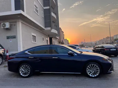 2022 لكزس إي إس 300 هايبرد