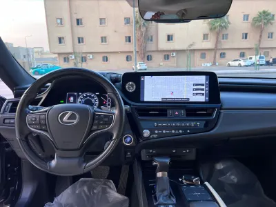 2022 لكزس إي إس 300 هايبرد