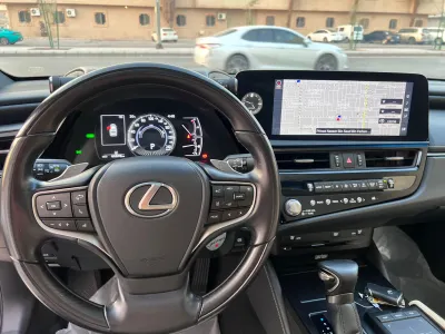 2022 لكزس إي إس 300 هايبرد