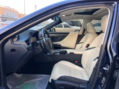 2022 لكزس إي إس 300 هايبرد