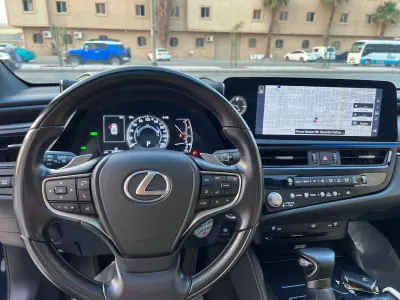 2022 لكزس إي إس 300 هايبرد