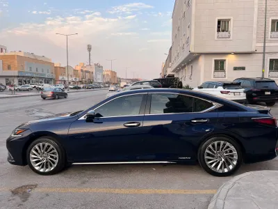 2022 لكزس إي إس 300 هايبرد