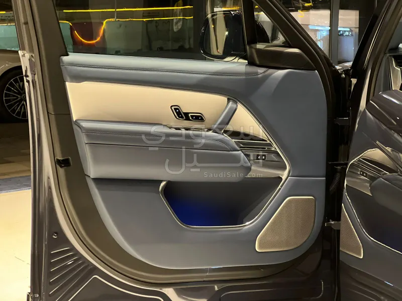 2025 لاند روفر رينج روفر اس في اوتوبيوغرافي