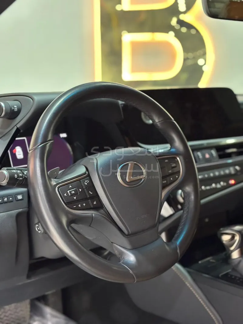 2023 لكزس إي إس 250