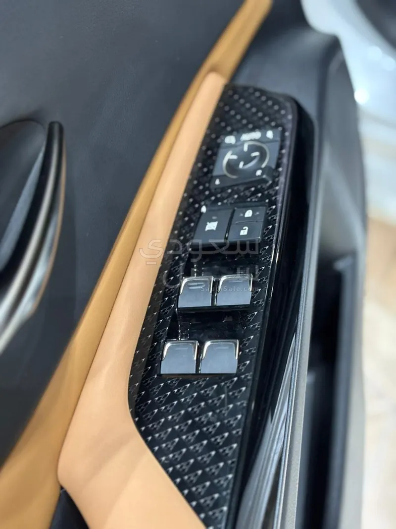 2023 لكزس إي إس 250