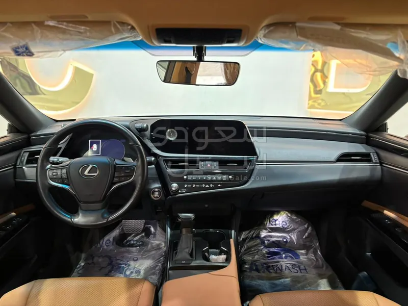 2023 لكزس إي إس 250