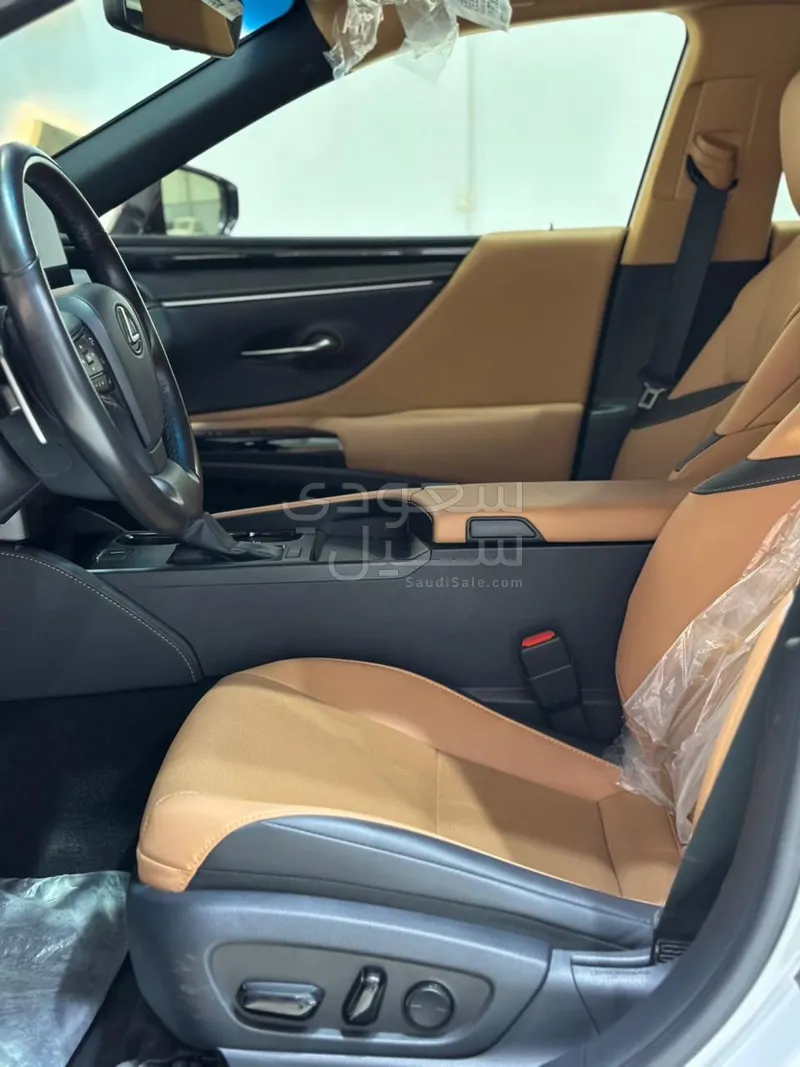 2023 لكزس إي إس 250