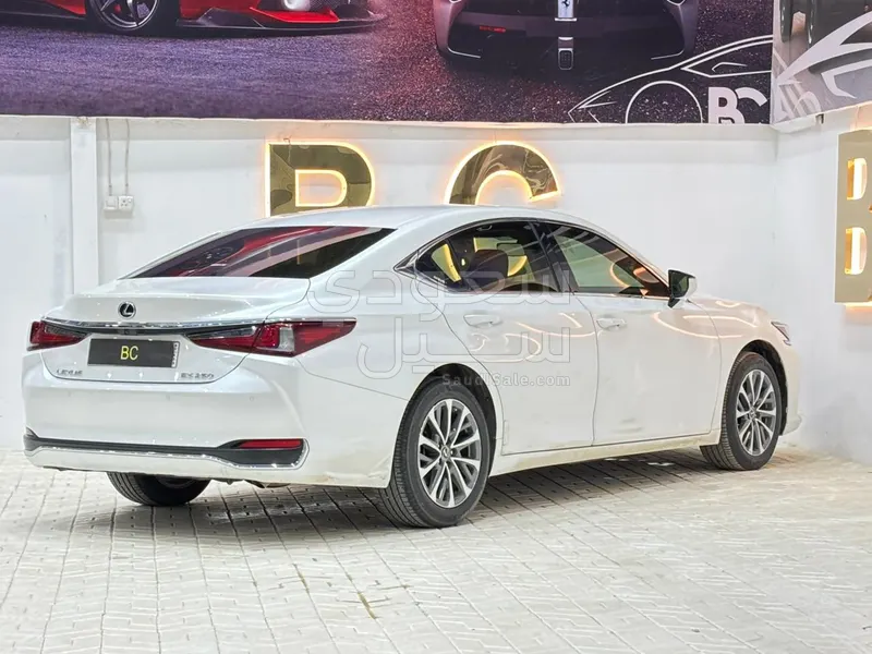 2023 لكزس إي إس 250