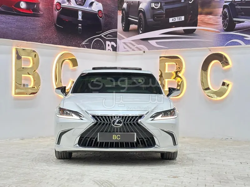 2023 لكزس إي إس 250