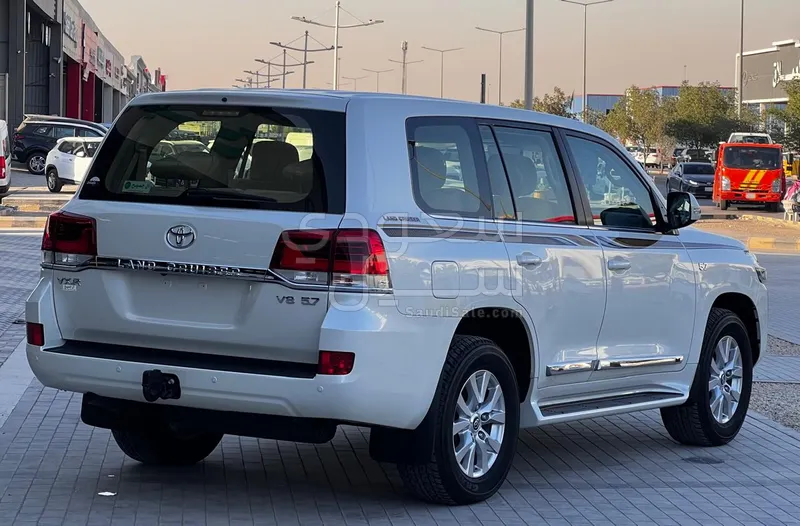 2021 تويوتا لاند كروزر في اكس ار