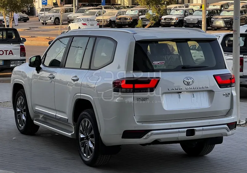 2024 تويوتا لاند كروزر جي اكس ار