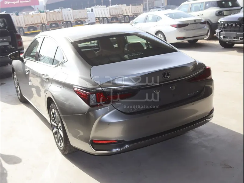 2025 لكزس إي إس 250