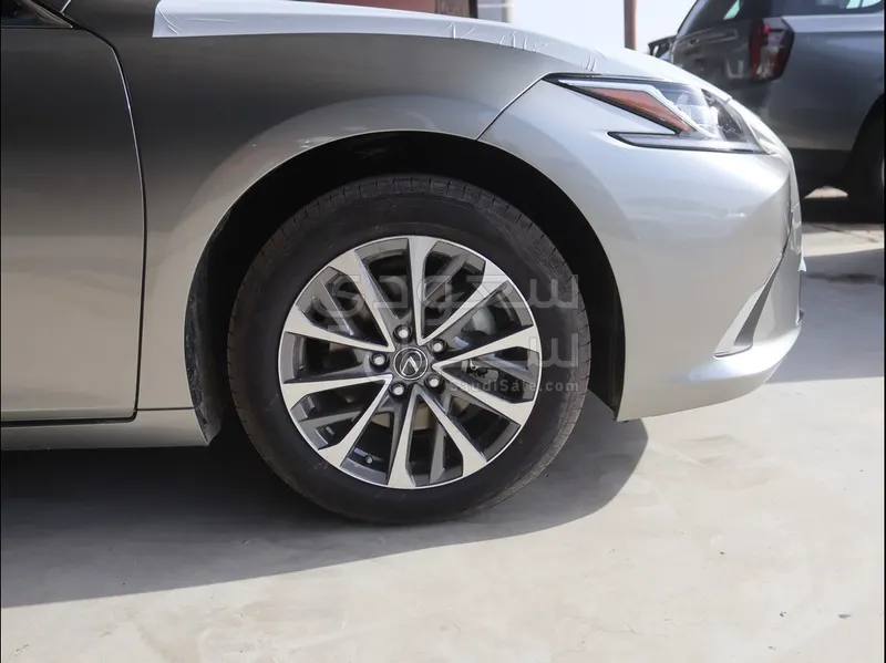 2025 لكزس إي إس 250