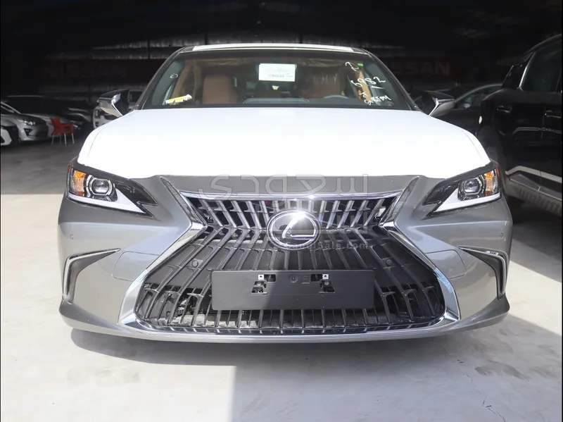 2025 لكزس إي إس 250