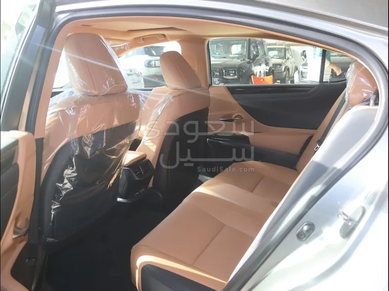 2025 لكزس إي إس 250