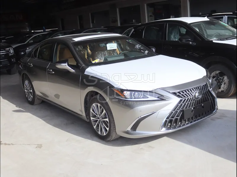 2025 لكزس إي إس 250