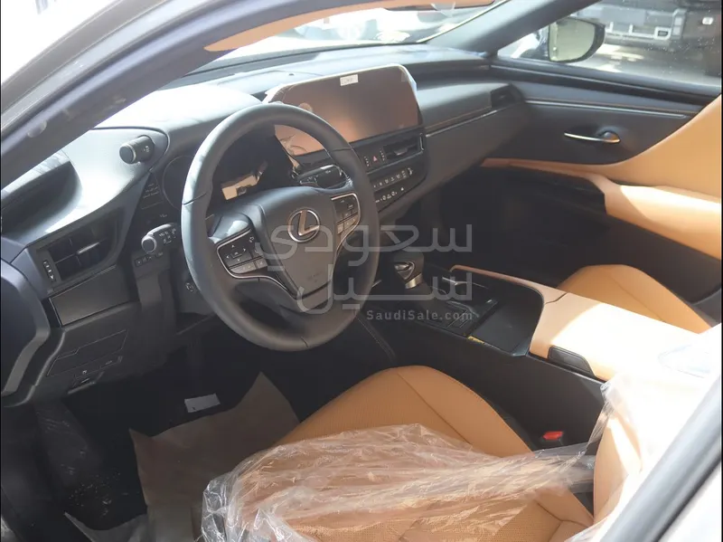 2025 لكزس إي إس 250
