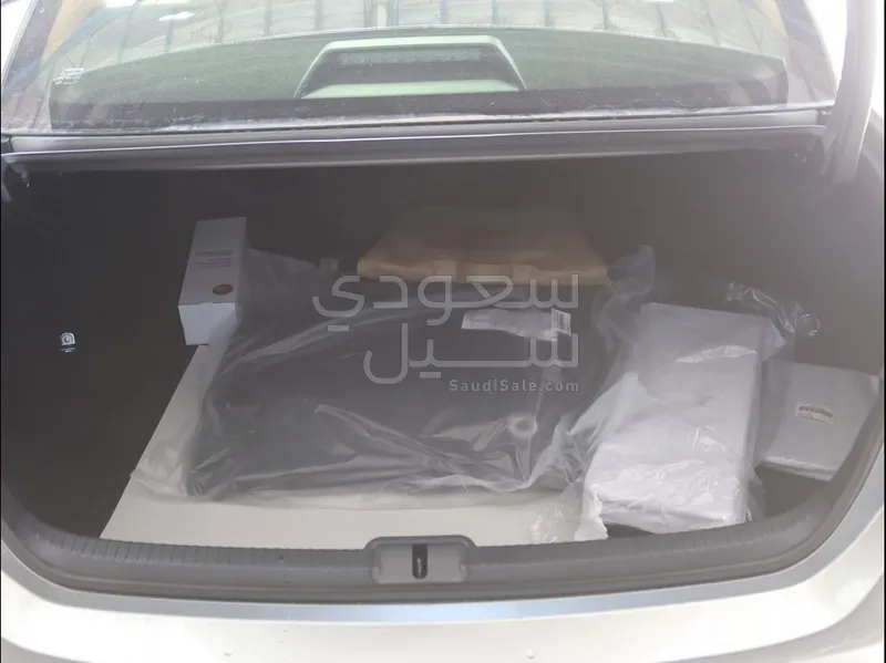 2025 لكزس إي إس 250