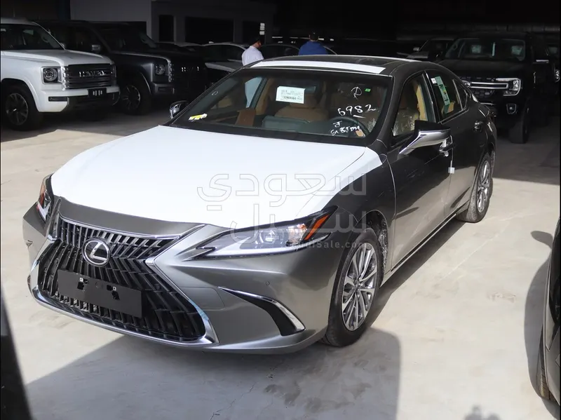 2025 لكزس إي إس 250