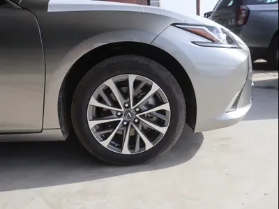 2025 لكزس إي إس 250