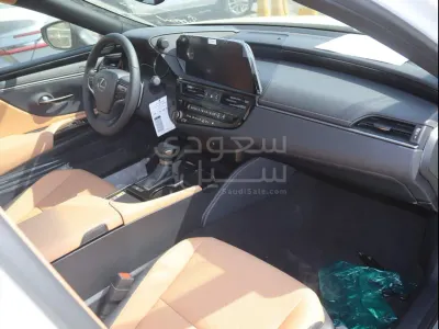 2025 لكزس إي إس 250