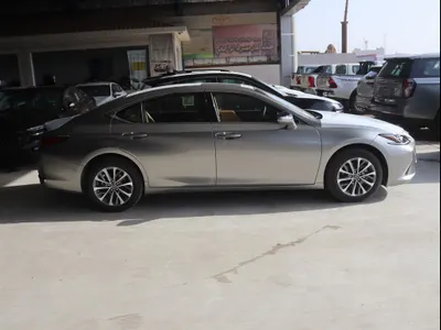 2025 لكزس إي إس 250