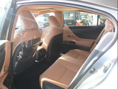 2025 لكزس إي إس 250